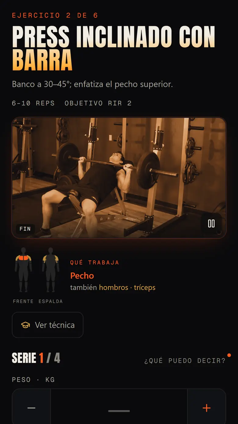 Pantalla del press inclinado con barra en curso, con su indicación de técnica y el pectoral señalado.