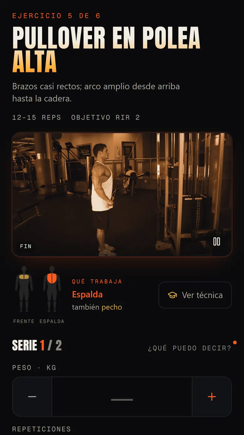Pantalla del pullover en polea alta en curso, con la indicación de mantener los codos casi fijos.
